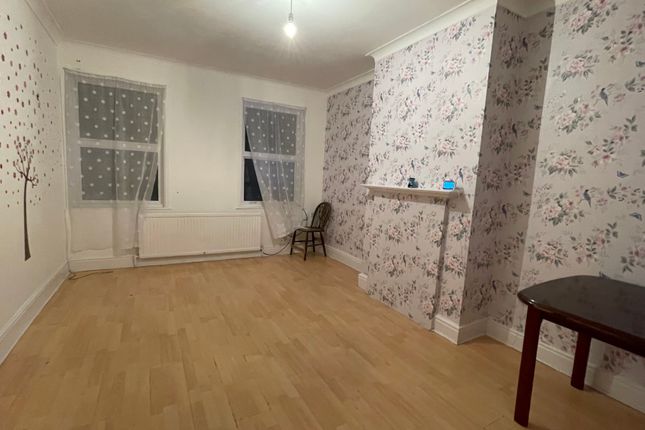 Thumbnail Flat for sale in Deansbrook Road, Edgware