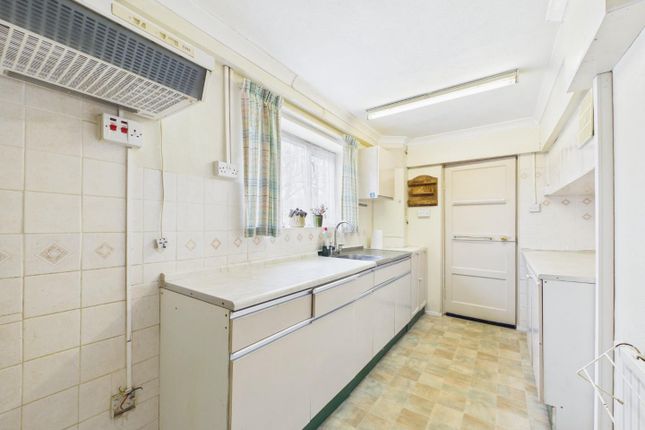 8, Heathside, Ashford photo 3