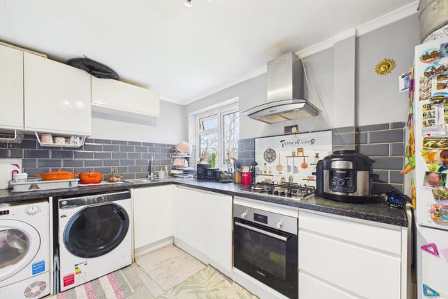 21, Moor Close, Sandhurst photo 4