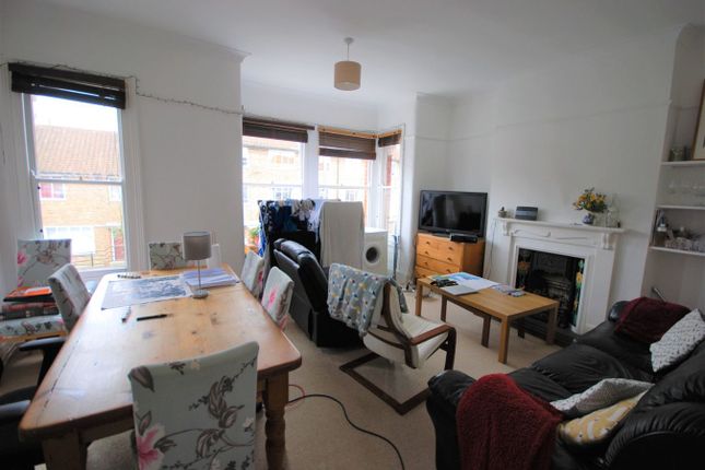 MAN  7/5 113B, Boundaries Road, Balham photo 3