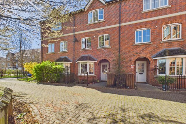 4-bed house on 18 Hornbeam Way, Aylesbury, £450,000