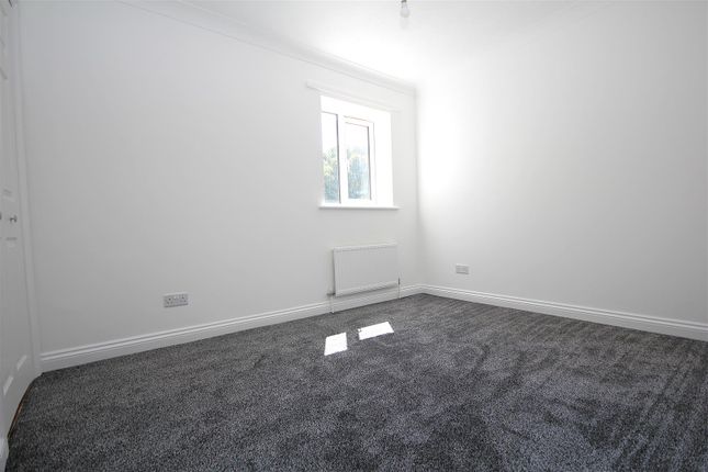 Flat 4, Epsom Court, Timor Close, Fareham photo 4