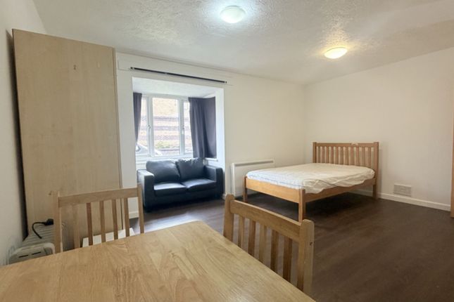 74, Harp Island Close, London photo 4