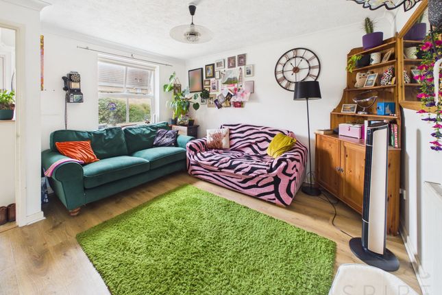 13 Bassett Road, Crawley photo 2