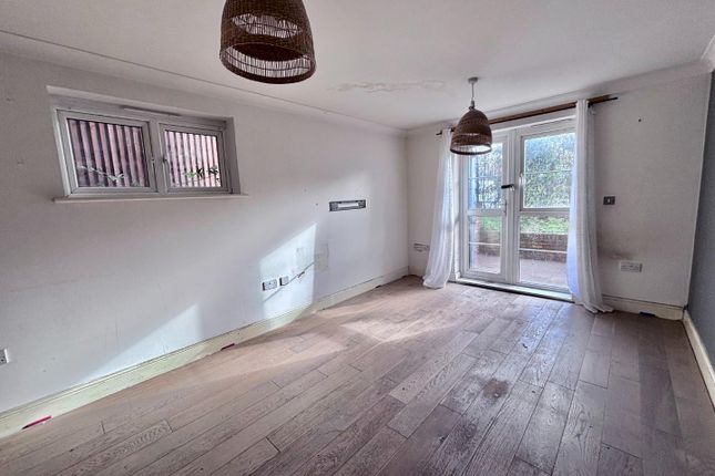 Flat, 4, Denton Court,, Swan Road, West Drayton photo 4
