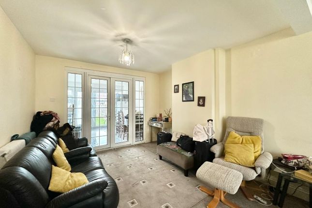 52, Glamis Crescent, Hayes photo 4