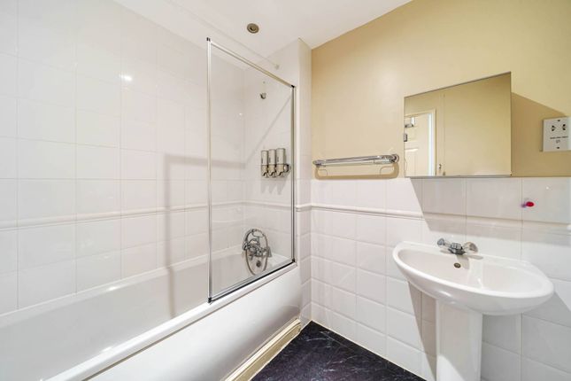 Flat to rent in Lowestoft Mews, Gallions Reach, London
