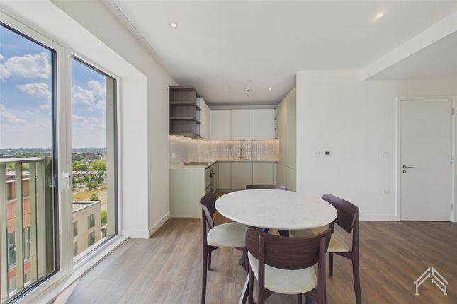 54325423, 10 Aviator Drive, London photo 4