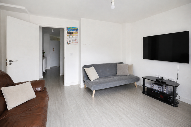 1, Woodend Close, Grays photo 3