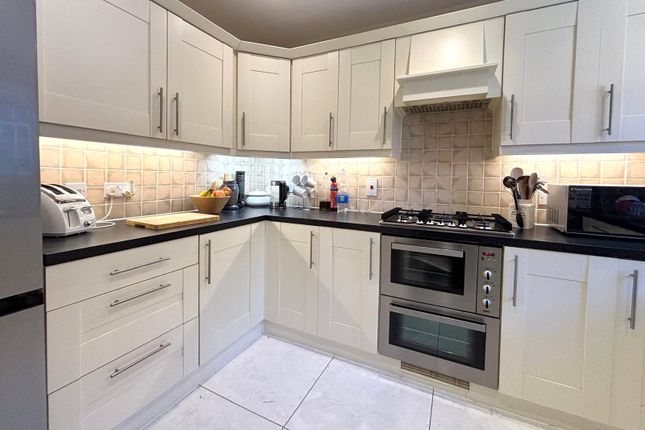 3, Beales Lane, Farnham photo 3