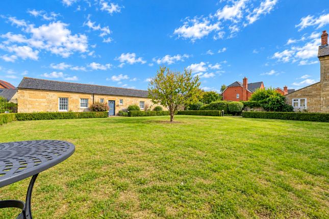 25, St Georges Court, Trowbridge photo 2