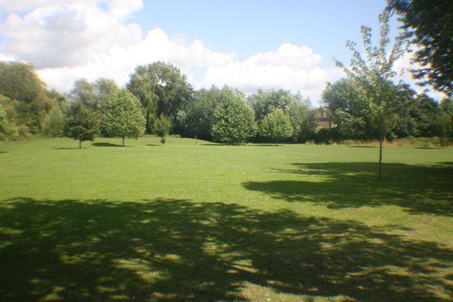 18, Albany Park, Colnbrook photo 3