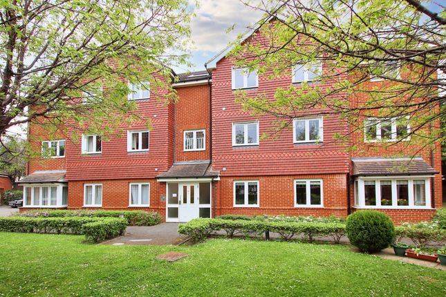 Flat for sale in Knotley Way, Springview