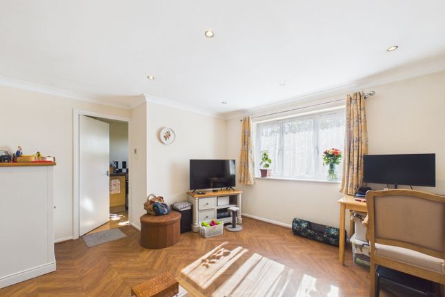 304, Redford Close, Feltham photo 2