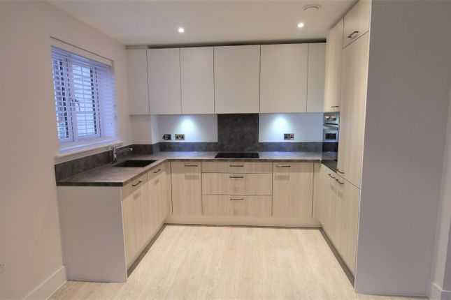 9, Harpers Lodge, Arundale Walk, Horsham photo 2