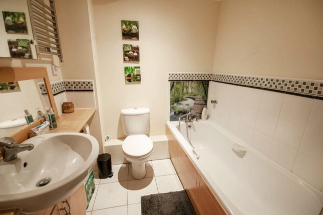 78, Dingle Close, Manchester photo 4