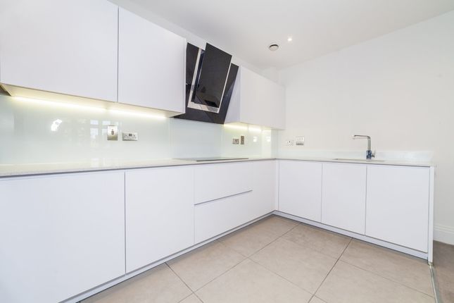 Flat to rent in Hurley Court, Imperial Square, 953 High Road, London