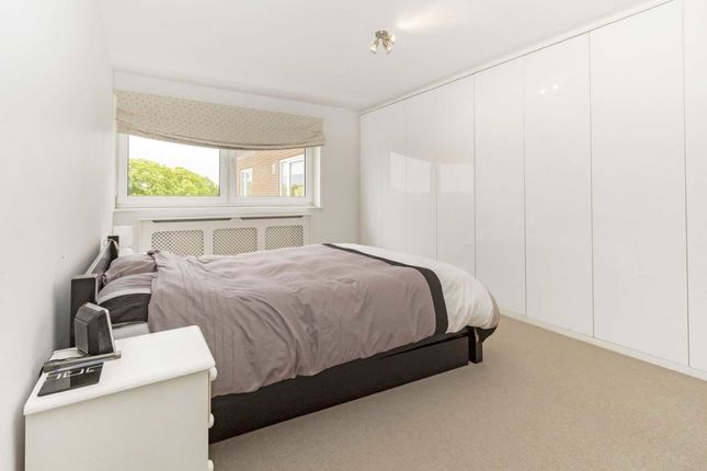 32 Cherwell Court, Broom Park, Teddington photo 4