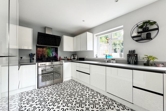 3, Hunters Close, Tring photo 2