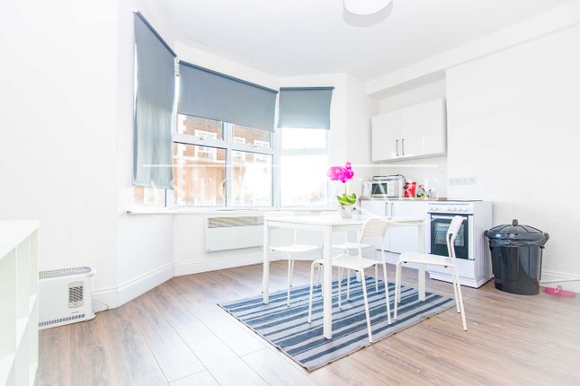 Flat to rent in West Green Road, London