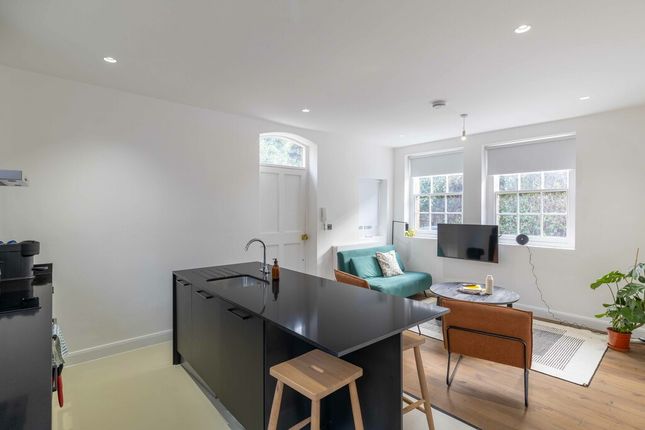 Flat to rent in Macroom Road, Maida Vale