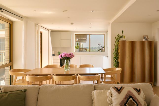 Flat 1001, Hive House, 18 Capital Interchange Way, Brentford photo 4
