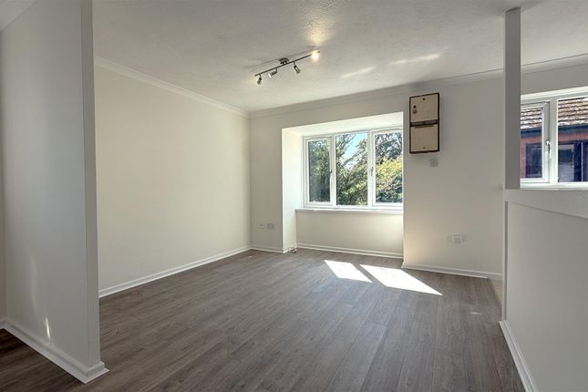 23, Tasker Close, Middlesex photo 2