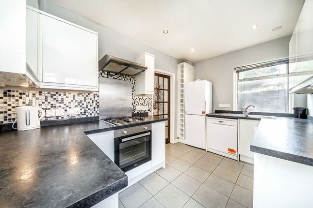 47, Longford Close, Hampton photo 3