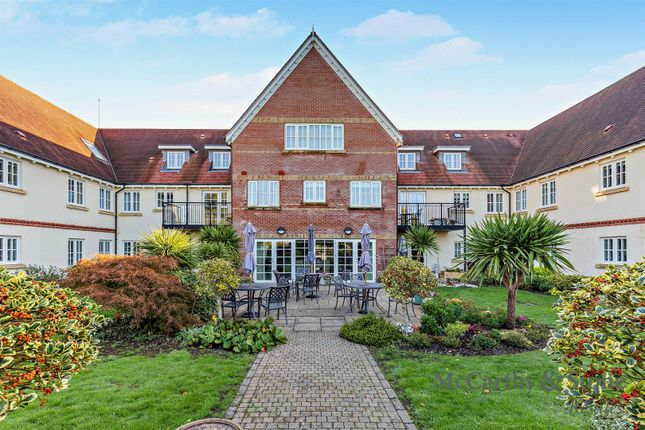 1-bed flat on Parsonage Barn Lane, Ringwood, £245,000