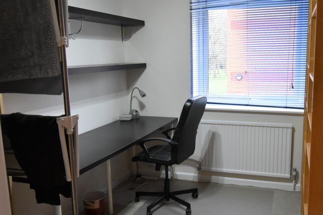 Flat to rent in Crown Walk, Wembley, Greater London