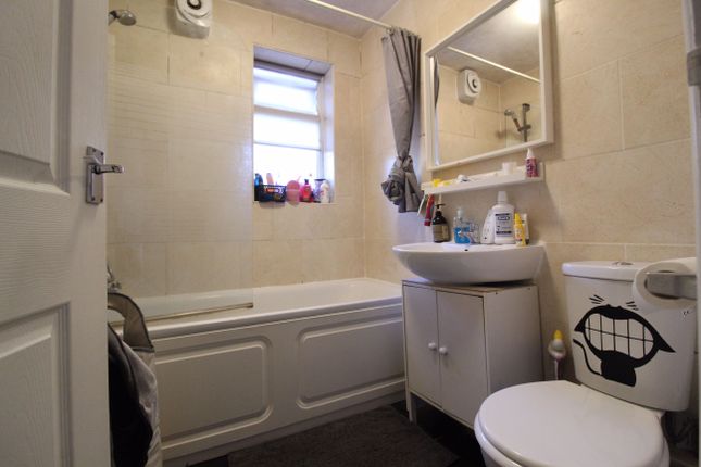 Flat 5, 68 Warminster Road, London photo 4