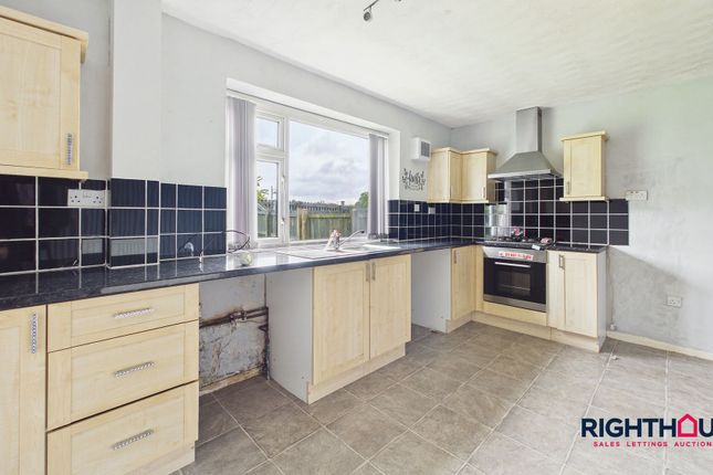 21 Eastfield Gardens, Bradford photo 4