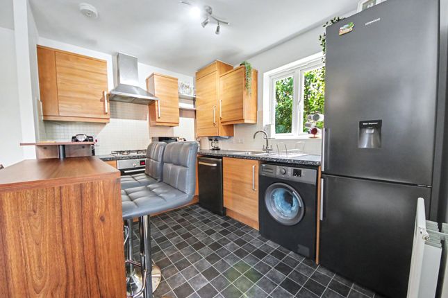3 Pomeroy Crescent, Southampton photo 3