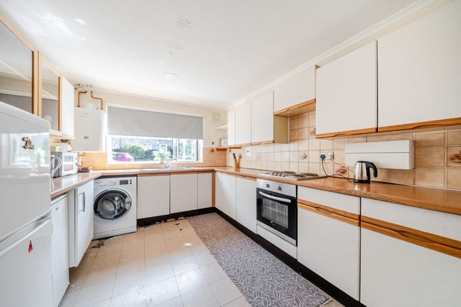 65, Manor Fields, Liphook photo 4