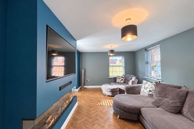 12 Carrington Close, Southport photo 3