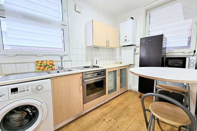 Flat to rent in Clarence Gardens, London
