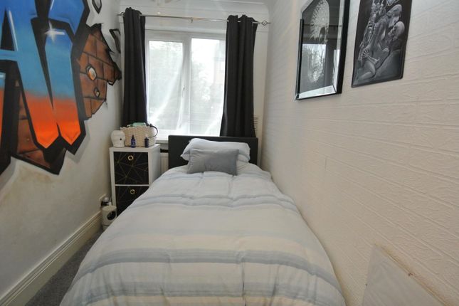 Flat for sale in Dutch Barn Close, Stanwell, Staines