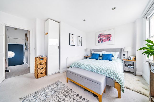 Flat for sale in Clifton Avenue, London