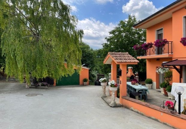 Detached house for sale in Teramo, Castiglione Messer Raimondo, Abruzzo, Te64034