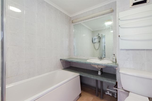 76a, Edgewood Drive, Green Street Green photo 4