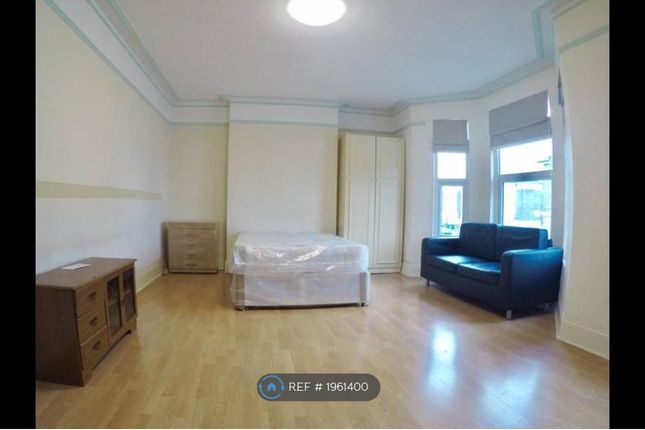 Room to rent in Birkbeck Avenue, London