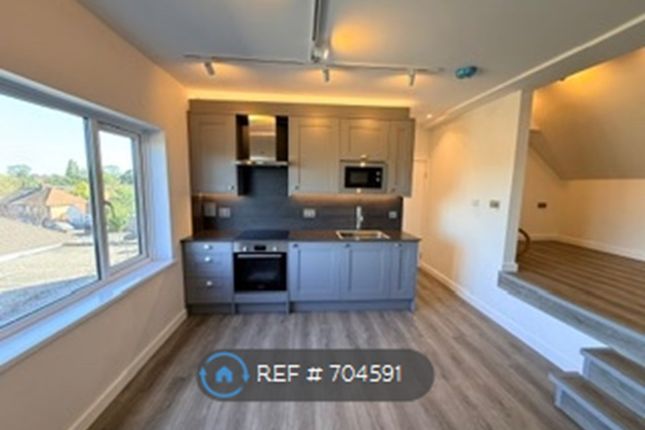 Studio flat on B Erith Road, Barnehurst, Bexleyheath, £1,300/mo