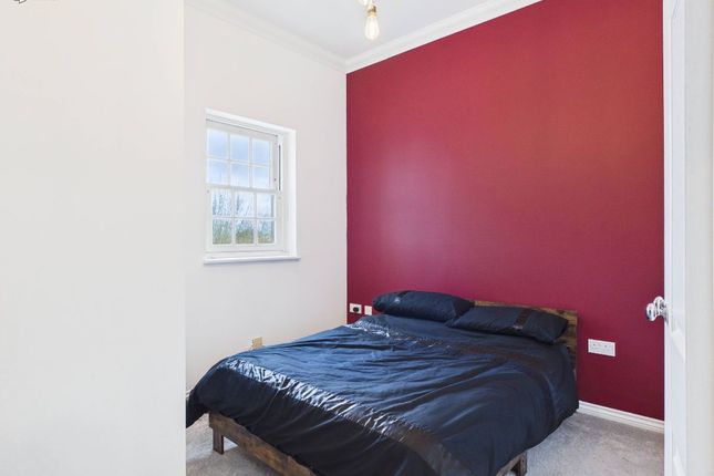 23 Gawton Crescent, Coulsdon photo 4