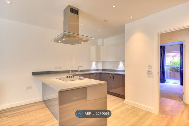Flat, Augustine Court Brumwell Avenue, London photo 2