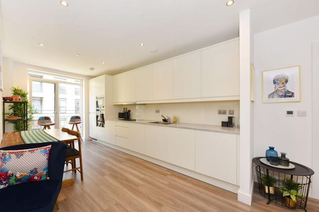Flat 25, 75, Lismore Boulevard, London photo 2