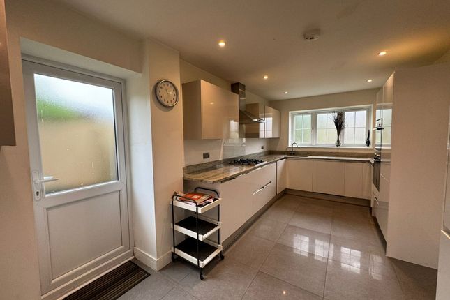4 Cressex Square, Booker, High Wycombe photo 5