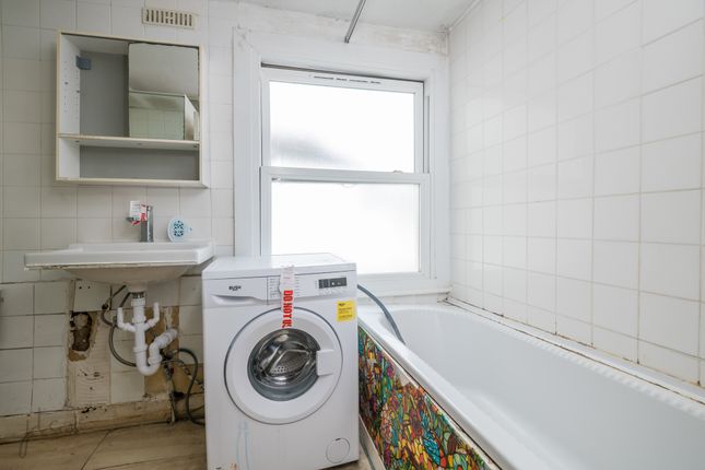 Flat for sale in Furley Road, Peckham, London