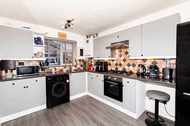 8 Bretton Avenue, Chesterfield photo 4