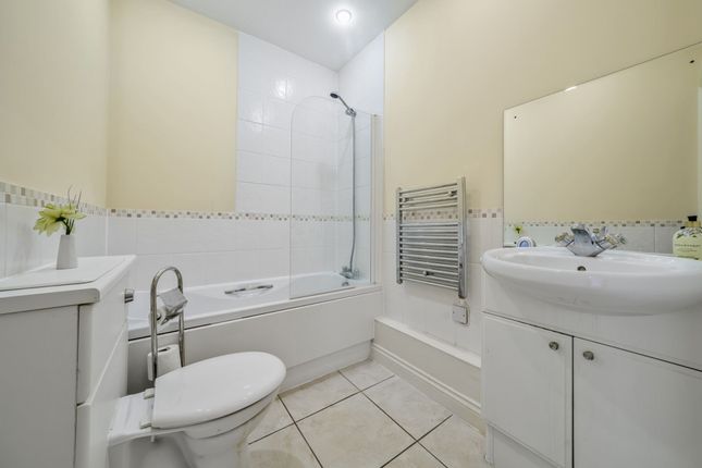 Flat for sale in Mayfair Court, Stonegrove