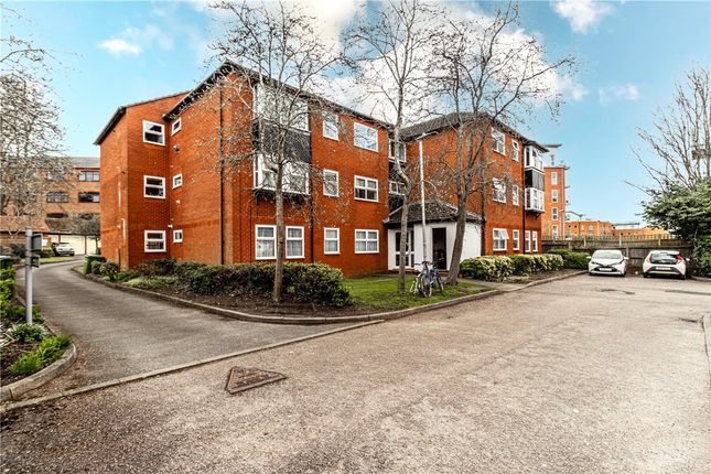 Flat to rent in Lime Tree Place, St. Albans, Hertfordshire